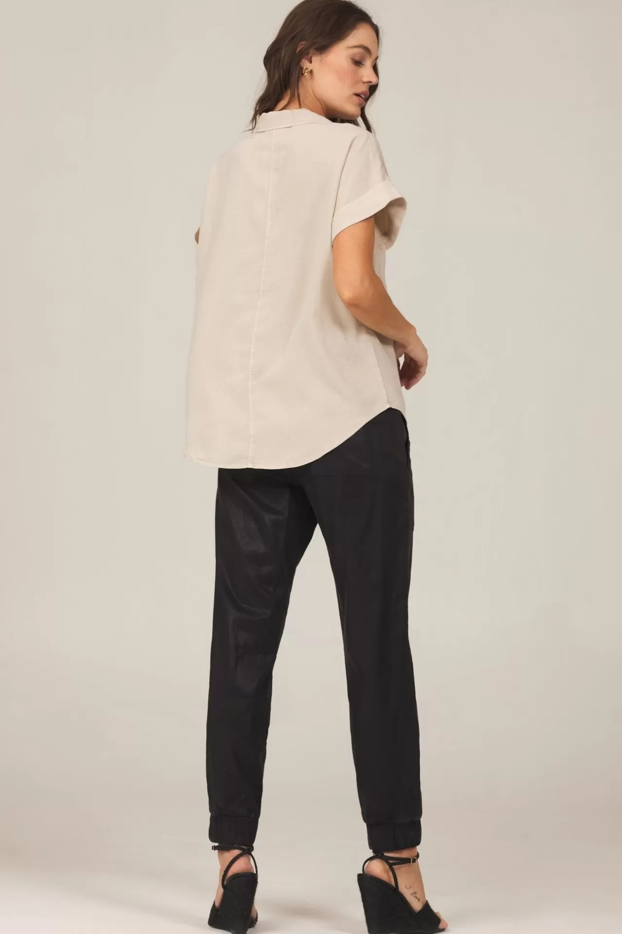 Bella Dahl Short Sleeve^Short Sleeve Tencel Button Down - Soft Tan