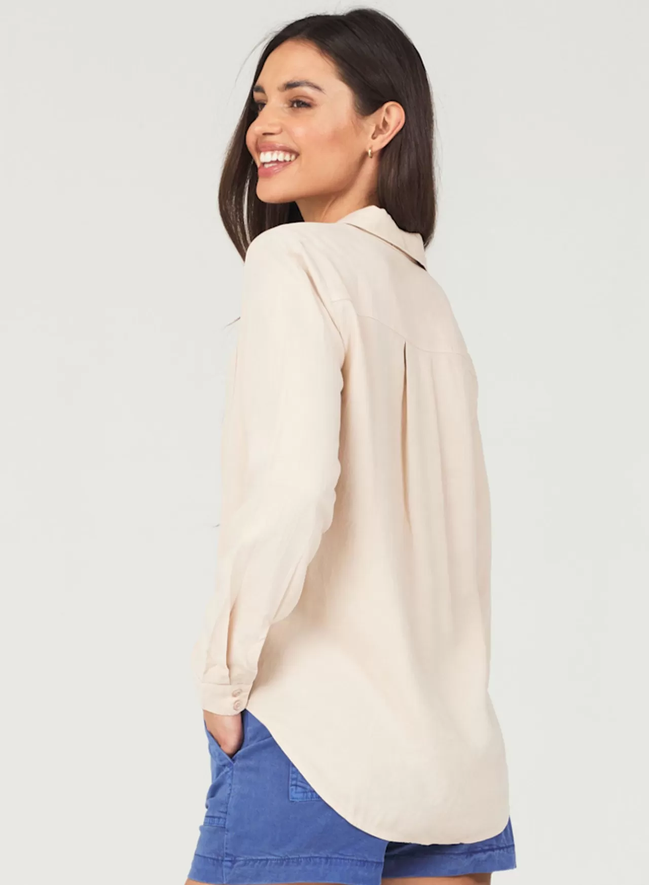 Bella Dahl Long Sleeve^Two Pocket Classic Button Down - Soft Tan